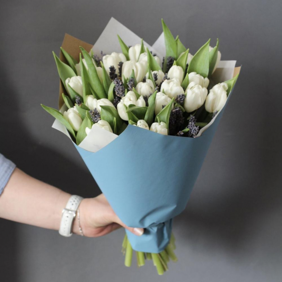 Белые тюльпаны с лавандой 