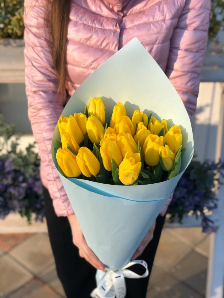 17 желтых тюльпанов